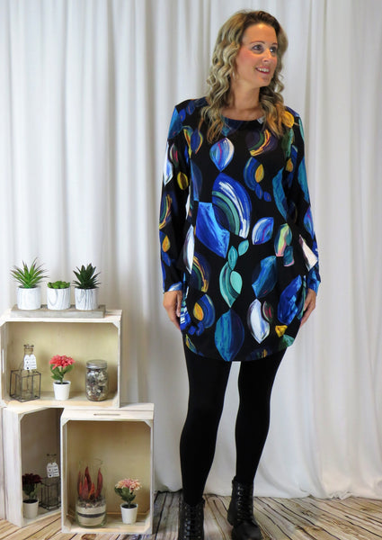 This hitch tunic is made from a soft feel black jersey fabric with a beautiful all over blue print. The tunic has a hitch up hem on both sides, which can be buttoned up or let down for a longer length. Perfect for any autumn winter occasion or everyday wear. This tunic will take you from day to night with effortless style and elegance.