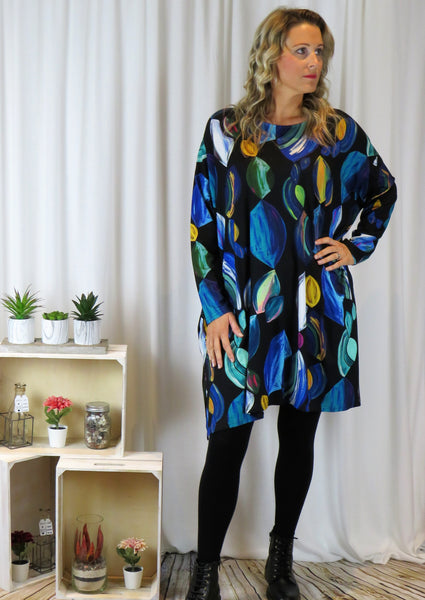 This tunic is made from a soft feel black jersey fabric with a beautiful all over blue print. Perfect for any autumn winter occasion or everyday wear. This tunic will take you from day to night with effortless style and elegance.