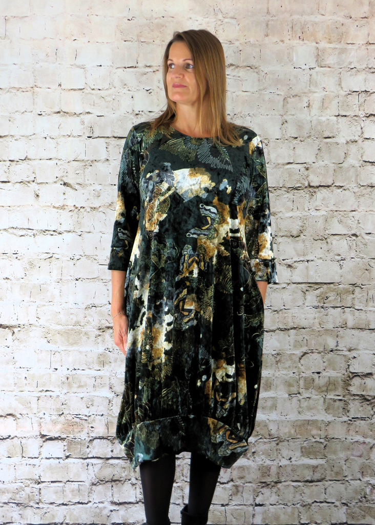 The gathered hem dress is made from a soft stretch viscose velvet fabric, with a beautiful all over green and gold butterfly design. Perfect for any autumn winter occasion, from a wedding Mother of the Bride, Mother of the Groom, Wedding Guest to a party or everyday wear. This dress will take you from day to night with effortless style and elegance.