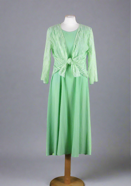 The shrug is made from a soft sheer green fabric with a beautiful stripe design. Perfect for any spring summer occasion, from a wedding - mother of the bride, mother of the groom and wedding guest to everyday wear. This shrug will take you from day to night with effortless style and elegance. Matching dresses available.