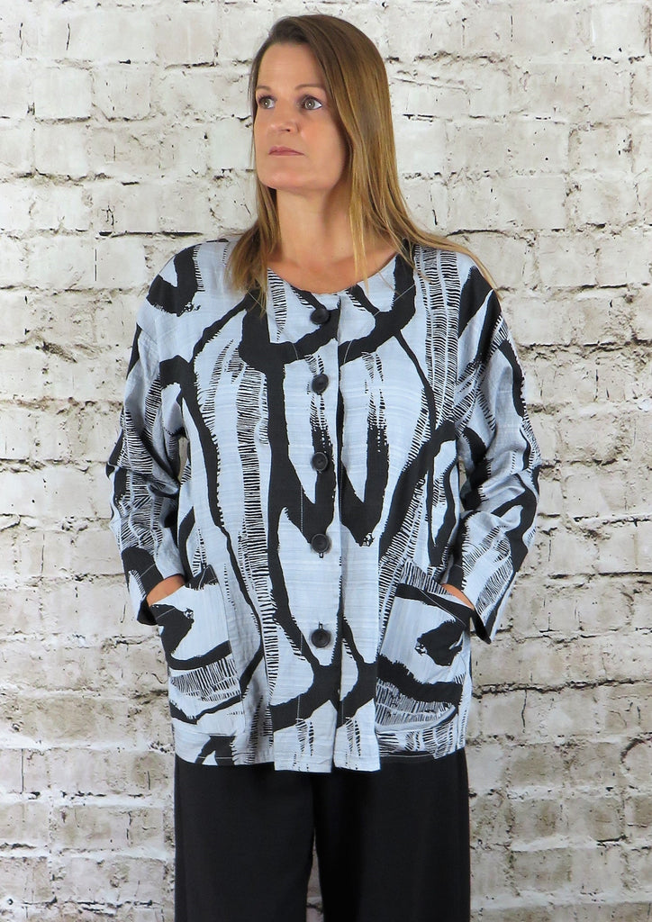 This box jacket is made from a soft silver linen, with a beautiful all over abstract print. It can be worn buttoned up, or unbuttoned over your favourite outfit. Perfect for any spring summer occasion, from a wedding to everyday wear. This box jacket will take you from day to night with effortless style and elegance.