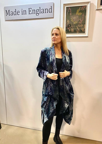 This scarf coat is made from a soft stretch viscose velvet fabric. Perfect for any autumn winter occasion, from a wedding Mother of the Bride, Mother of the Groom, Wedding Guest to a party or everyday wear. This coat will take you from day to night with effortless style and elegance. Available in Blue ,Rose & Silver. 