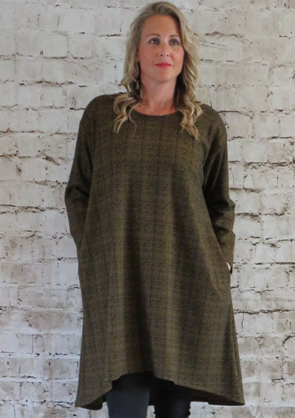 The wide tunic is made from a soft stretch gold cotton knitted fabric, with a beautiful all over check design. Perfect for any autumn winter occasion or everyday wear. This top will take you from day to night with effortless style and elegance.